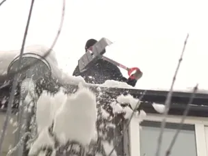 Госжилинспекция потребовала от управляющих компаний усилить работу в связи с очередным снегопадом